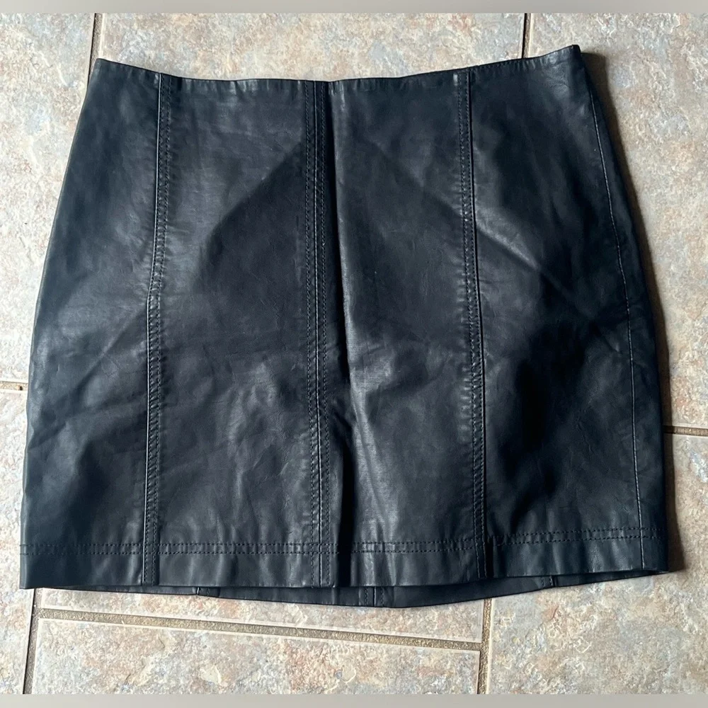 (EUC) Free People Modern Femme Faux Leather Mini Skirt- black Sz 10